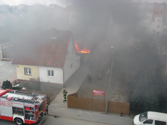 Dziś rano wybuchł pożar przy Żyrardowskiej. Strażacy ugasili ogień