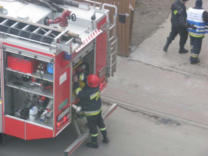 Dziś rano wybuchł pożar przy Żyrardowskiej. Strażacy ugasili ogień