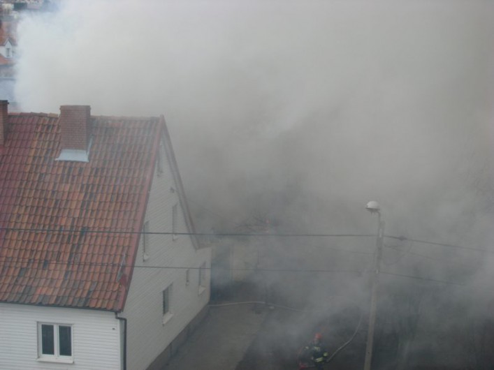 Dziś rano wybuchł pożar przy Żyrardowskiej. Strażacy ugasili ogień