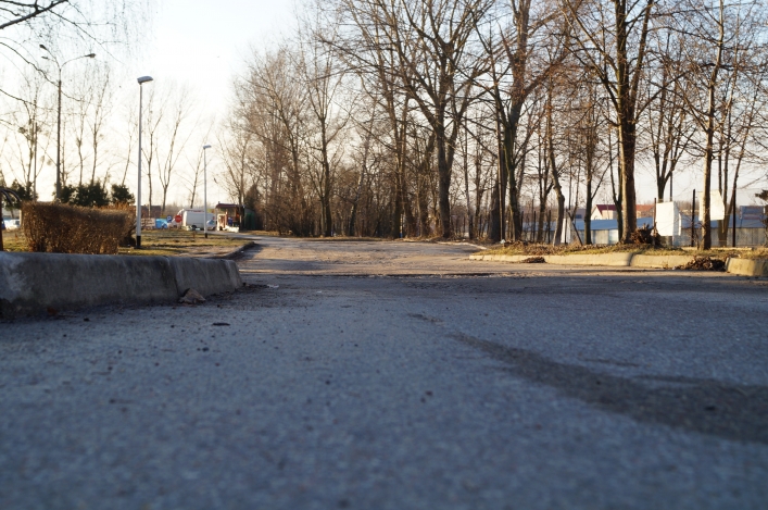 Dziurawa droga na Osiedlu Zawada. Tak wygląda dojazd do MOPS-u!