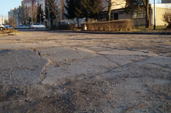 Dziurawa droga na Osiedlu Zawada. Tak wygląda dojazd do MOPS-u!