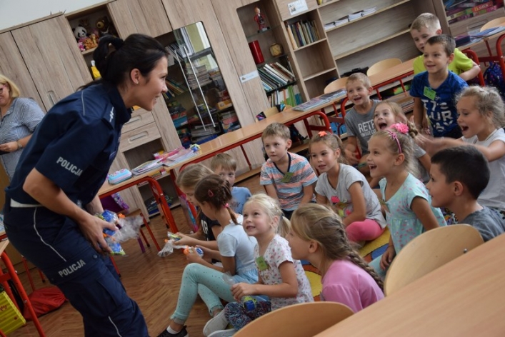 Elbląg. Bezpieczna droga do szkoły – spotkania policjantów z najmłodszymi uczestnikami ruchu drogowego