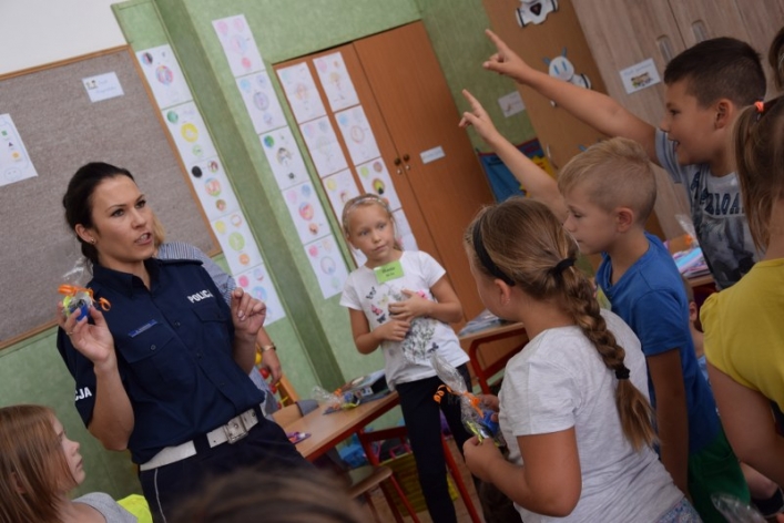 Elbląg. Bezpieczna droga do szkoły – spotkania policjantów z najmłodszymi uczestnikami ruchu drogowego