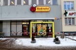 Elbląg. Biedronka zamknięta od Królewieckiej. Tynk spadł na samochód