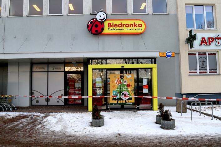 Elbląg. Biedronka zamknięta od Królewieckiej. Tynk spadł na samochód