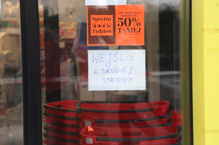 Elbląg. Biedronka zamknięta od Królewieckiej. Tynk spadł na samochód