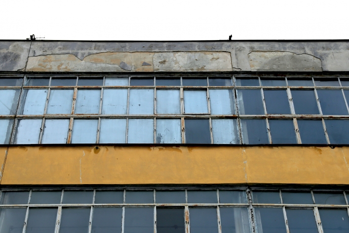 Elbląg. Biedronka zamknięta od Królewieckiej. Tynk spadł na samochód