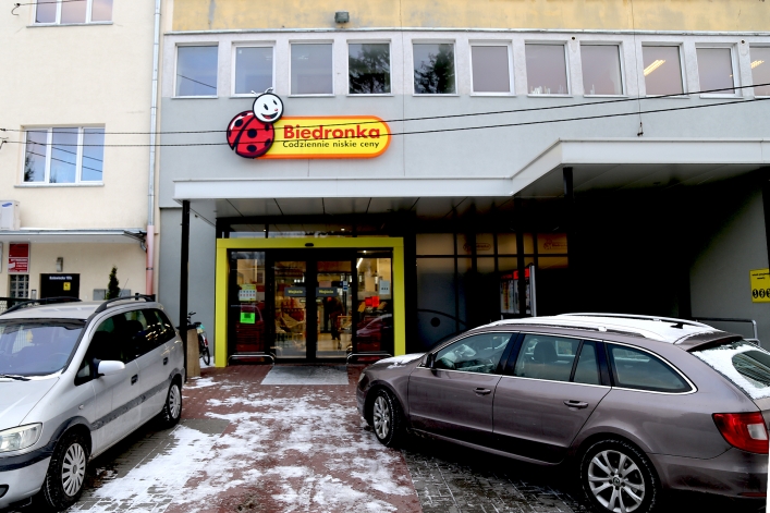 Elbląg. Biedronka zamknięta od Królewieckiej. Tynk spadł na samochód