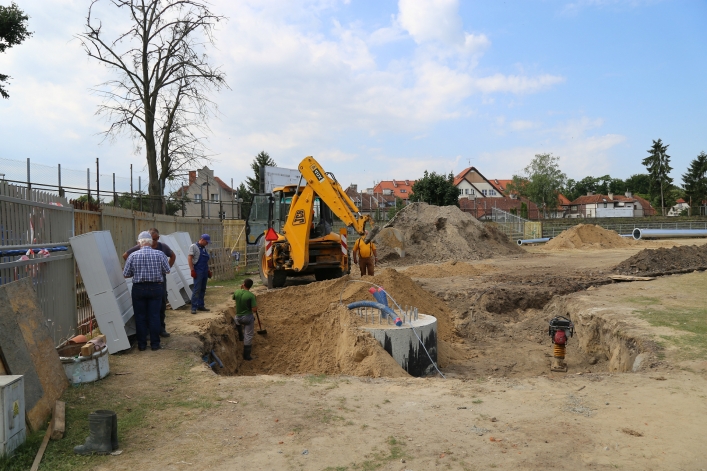 Elbląg. Już na stadionie 3,5-tonowe maszty oświetleniowe (+zdjęcia) 