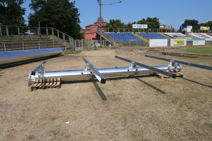 Elbląg. Już na stadionie 3,5-tonowe maszty oświetleniowe (+zdjęcia) 
