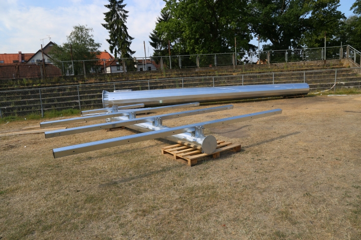 Elbląg. Już na stadionie 3,5-tonowe maszty oświetleniowe (+zdjęcia) 