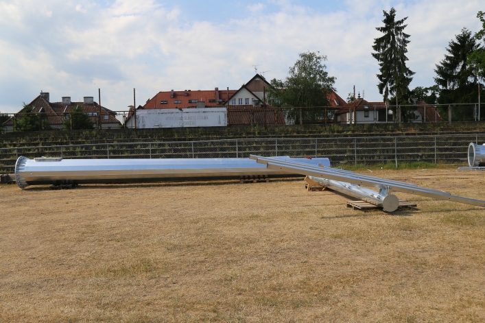 Elbląg. Już na stadionie 3,5-tonowe maszty oświetleniowe (+zdjęcia) 