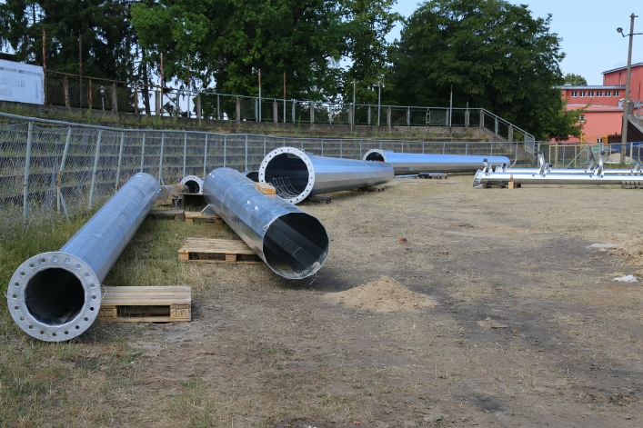 Elbląg. Już na stadionie 3,5-tonowe maszty oświetleniowe (+zdjęcia) 