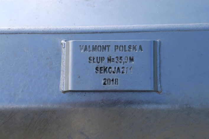 Elbląg. Już na stadionie 3,5-tonowe maszty oświetleniowe (+zdjęcia) 