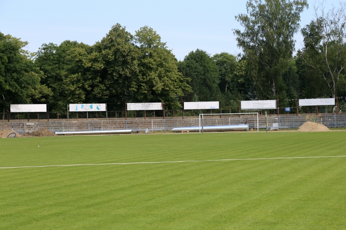Elbląg. Już na stadionie 3,5-tonowe maszty oświetleniowe (+zdjęcia) 