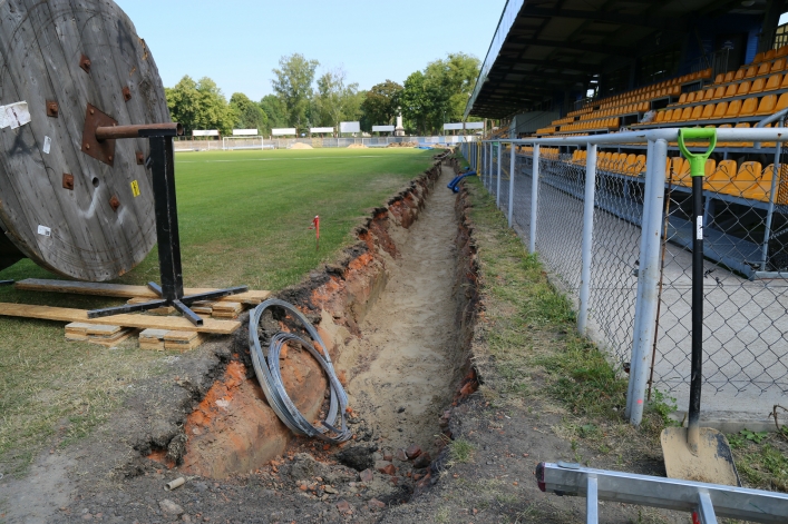 Elbląg. Już na stadionie 3,5-tonowe maszty oświetleniowe (+zdjęcia) 