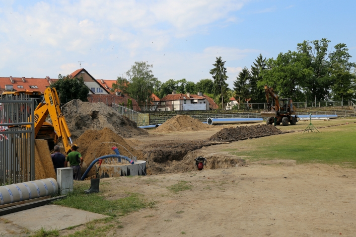Elbląg. Już na stadionie 3,5-tonowe maszty oświetleniowe (+zdjęcia) 
