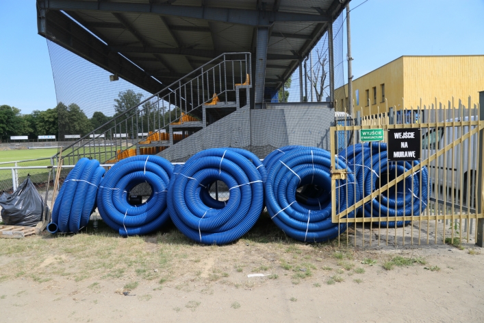 Elbląg. Już na stadionie 3,5-tonowe maszty oświetleniowe (+zdjęcia) 