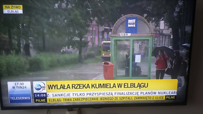 Elbląg na antenie TVN24. Na Grunwaldzkiej stoi woda (+ zdjęcia)