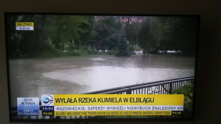 Elbląg na antenie TVN24. Na Grunwaldzkiej stoi woda (+ zdjęcia)