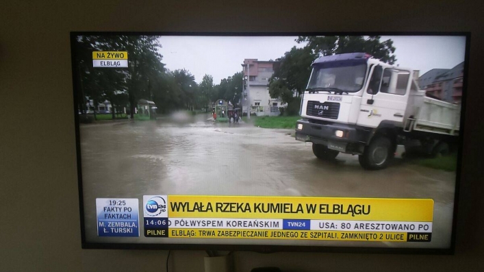 Elbląg na antenie TVN24. Na Grunwaldzkiej stoi woda (+ zdjęcia)