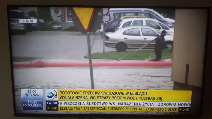 Elbląg na antenie TVN24. Na Grunwaldzkiej stoi woda (+ zdjęcia)