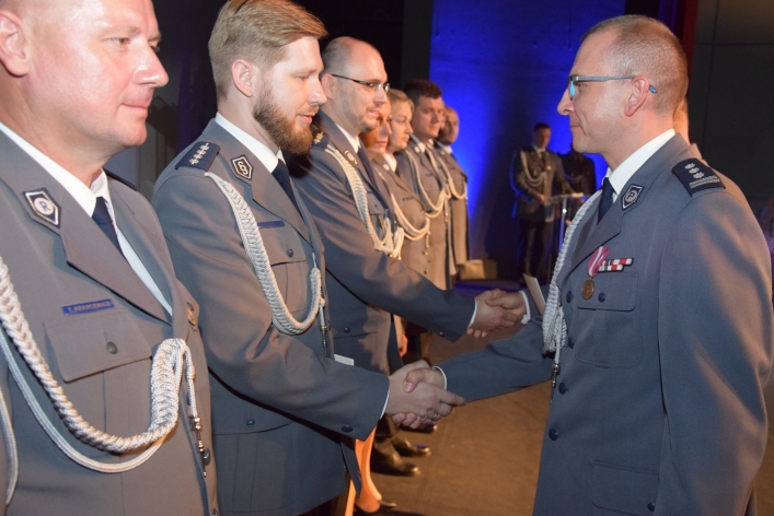 Elbląg: Nowy radiowóz, policjanci z nagrodami i awansami