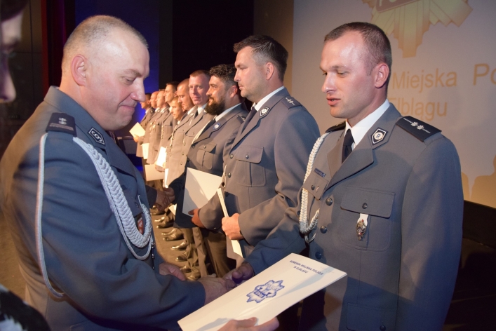 Elbląg: Nowy radiowóz, policjanci z nagrodami i awansami