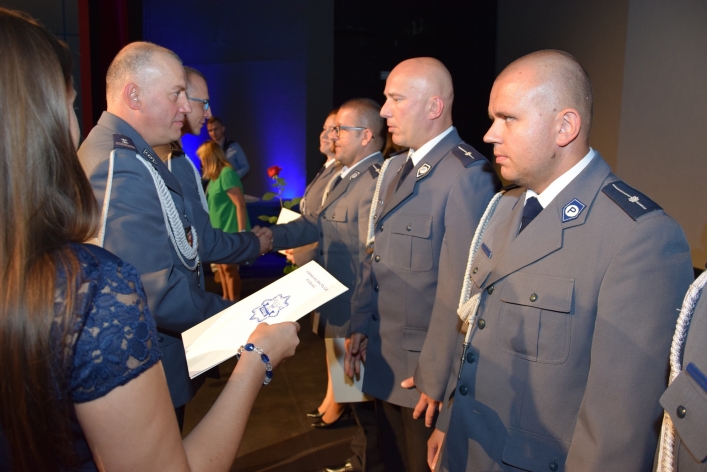 Elbląg: Nowy radiowóz, policjanci z nagrodami i awansami