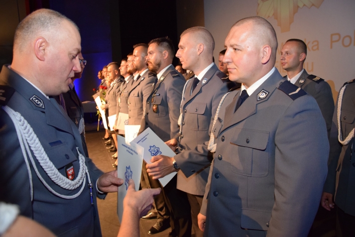Elbląg: Nowy radiowóz, policjanci z nagrodami i awansami