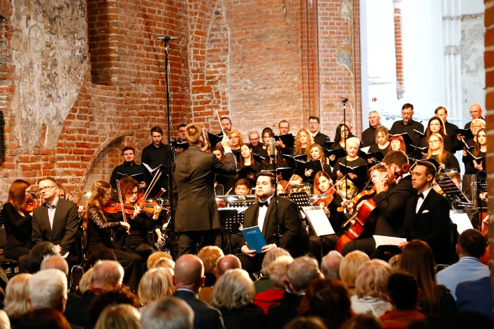 Elbląg. Owacja na stojąco dla wykonawców Requiem  Mozarta