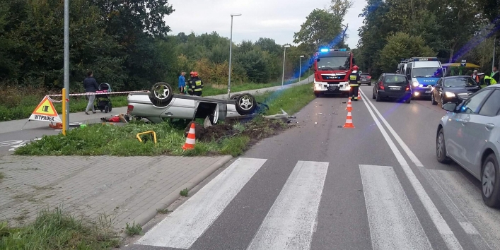 Elbląg: Pijany kierowca uderzył w lampę i dachował. Próbował uciekać pieszo. Zatrzymali go policjanci