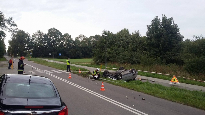 Elbląg: Pijany kierowca uderzył w lampę i dachował. Próbował uciekać pieszo. Zatrzymali go policjanci