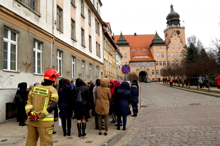 Elbląg. Podejrzenie o podłożeniu bomby i ewakuacja (+ zdjęcia)