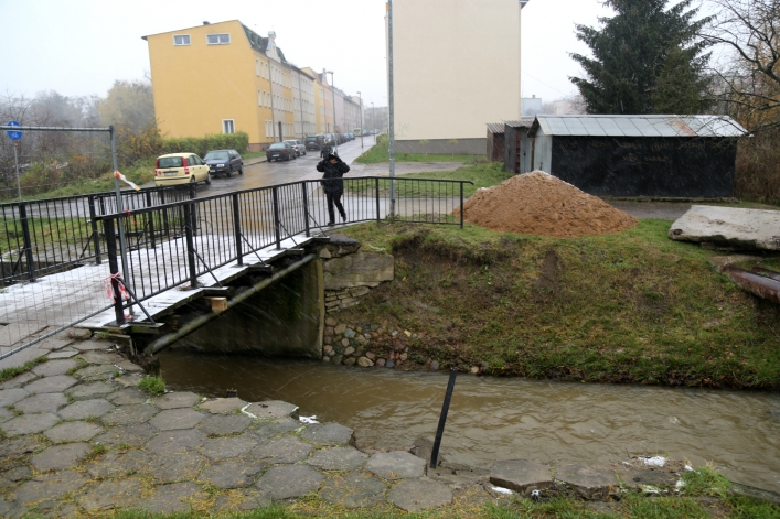 Elbląg. Prace przy mostku zniszczonym po powodzi