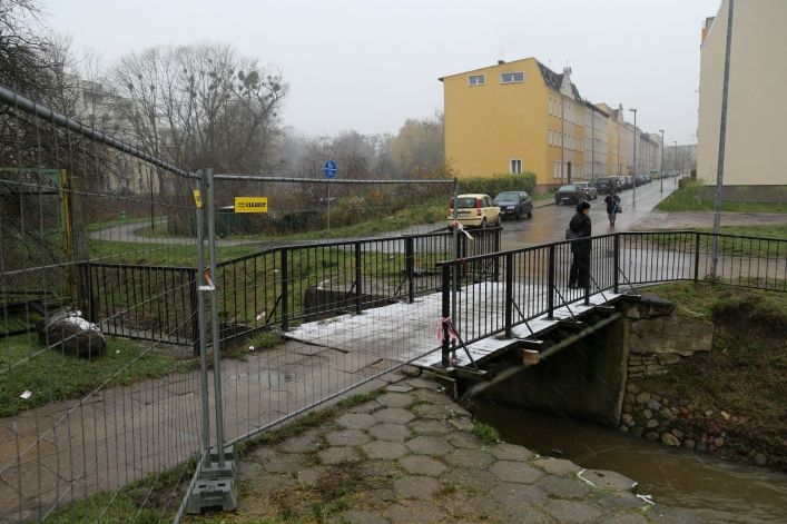 Elbląg. Prace przy mostku zniszczonym po powodzi