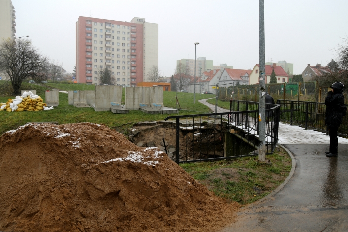 Elbląg. Prace przy mostku zniszczonym po powodzi