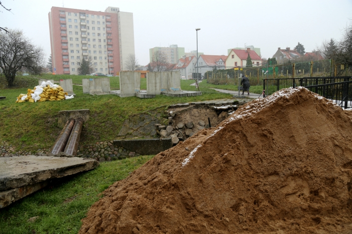Elbląg. Prace przy mostku zniszczonym po powodzi