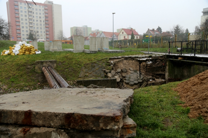 Elbląg. Prace przy mostku zniszczonym po powodzi
