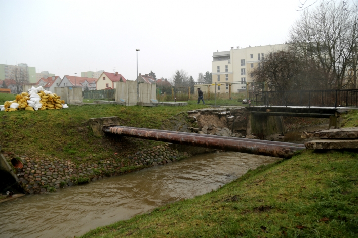 Elbląg. Prace przy mostku zniszczonym po powodzi