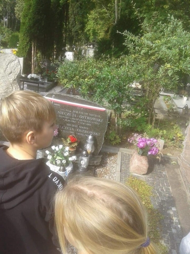 Elbląg. Uczniowie Jedynki złożyli kwiaty na grobie Generała Nieczuja-Ostrowskiego