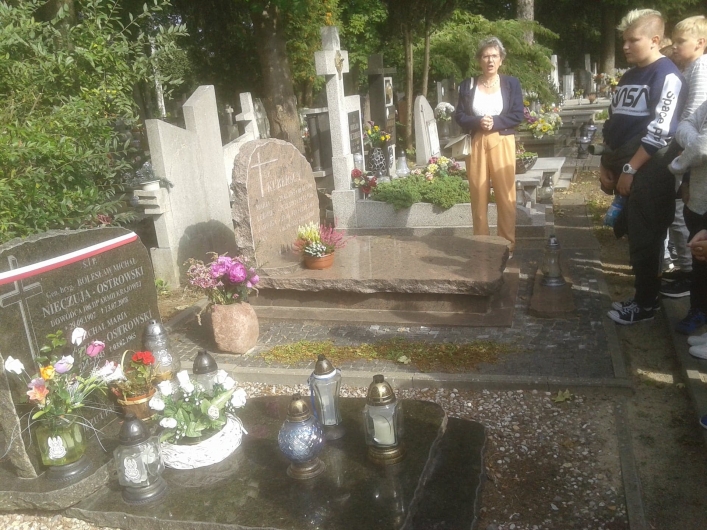 Elbląg. Uczniowie Jedynki złożyli kwiaty na grobie Generała Nieczuja-Ostrowskiego