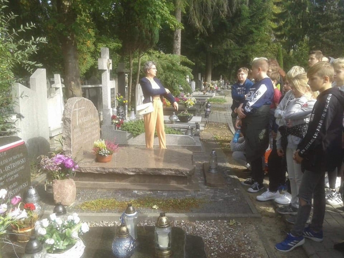 Elbląg. Uczniowie Jedynki złożyli kwiaty na grobie Generała Nieczuja-Ostrowskiego