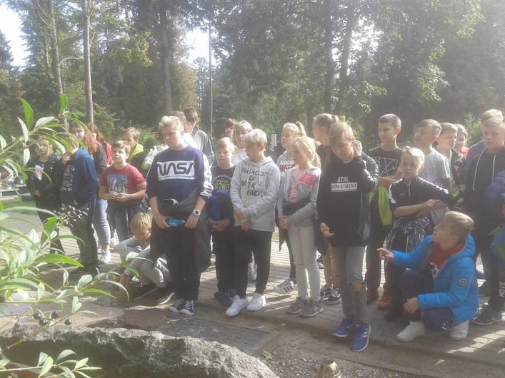 Elbląg. Uczniowie Jedynki złożyli kwiaty na grobie Generała Nieczuja-Ostrowskiego