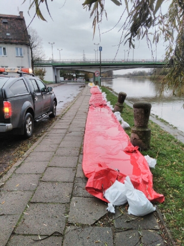 Elbląg. Wandal pociął nożem rękawy przeciwpowodziowe (+zdjęcia)