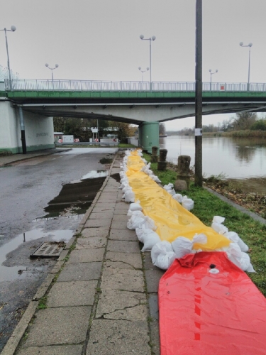 Elbląg. Wandal pociął nożem rękawy przeciwpowodziowe (+zdjęcia)