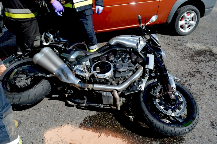 Zderzenie motocykla z samochodem osobowym na skrzyżowaniu ul. Miciekiwcza i Ogrodowej
