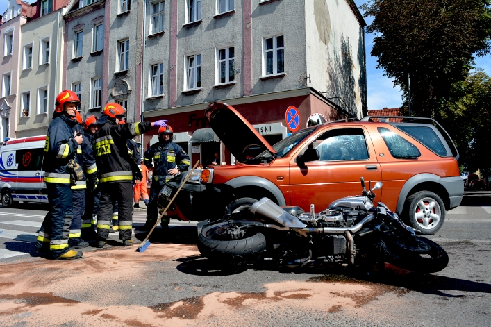Zderzenie motocykla z samochodem osobowym na skrzyżowaniu ul. Miciekiwcza i Ogrodowej