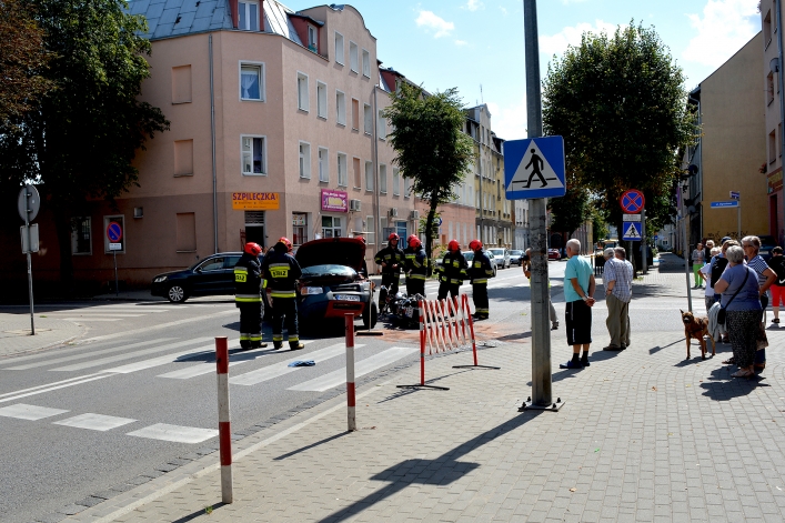 Zderzenie motocykla z samochodem osobowym na skrzyżowaniu ul. Miciekiwcza i Ogrodowej