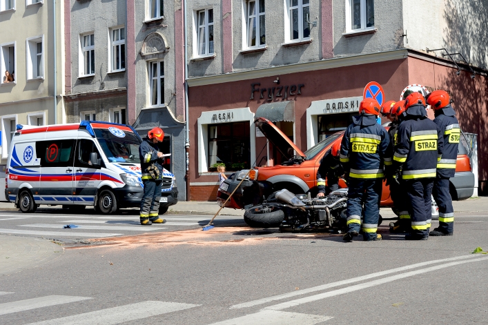 Zderzenie motocykla z samochodem osobowym na skrzyżowaniu ul. Miciekiwcza i Ogrodowej